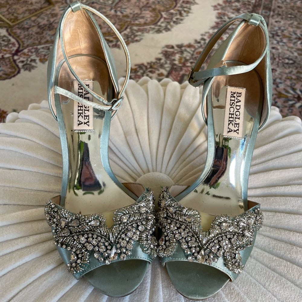 Glamorous Badgley Mischka heels in Tiffany blue silk - worn once - Size 5